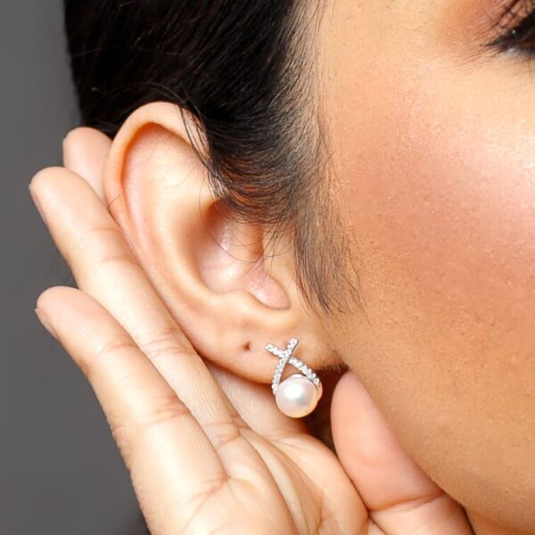 Lilah - Round Pearl Earrings - Image 3